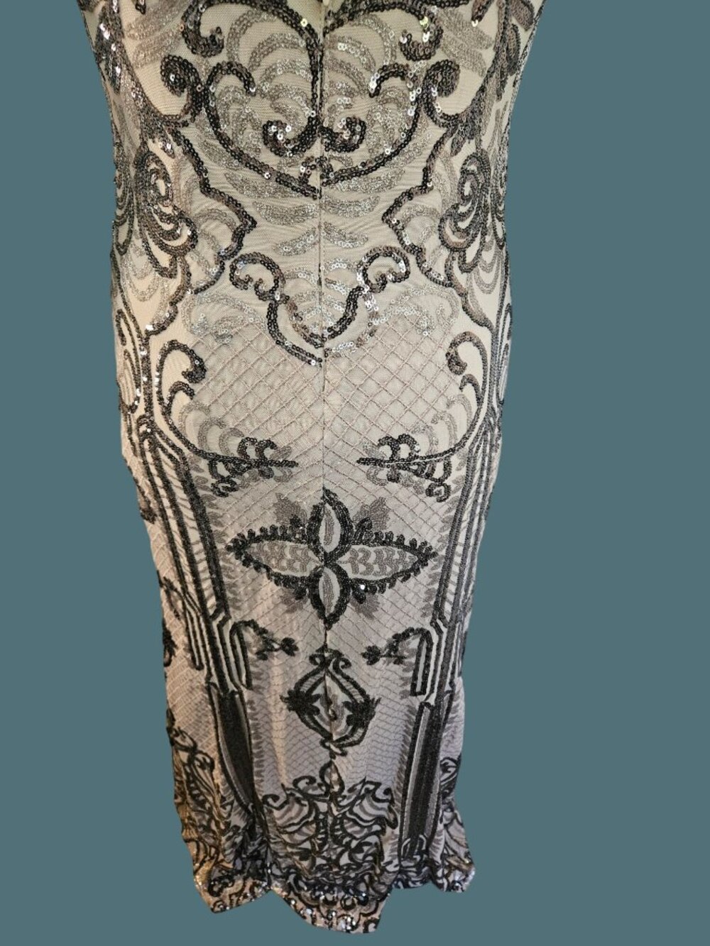 Betsy & Adam "Reese" Long Sequin Scoop Neck Gown Dress Women's Size 10 - Picture 8 of 12